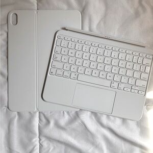 Magic Keyboard 10th generation iPad case